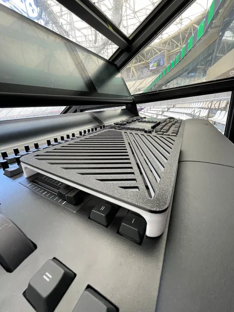 Đế để laptop cho bàn điều khiển grandMA3 - Image 1