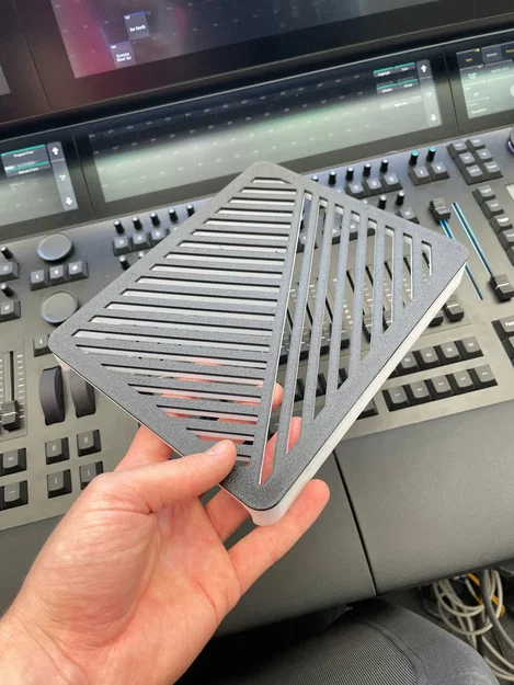 Đế để laptop cho bàn điều khiển grandMA3 - Image 2