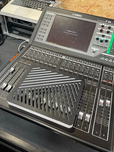 Đế để laptop cho bàn điều khiển grandMA3 - Image 4