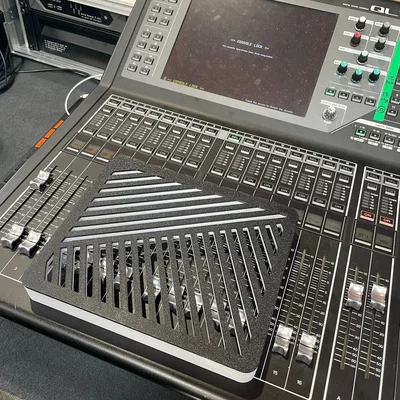 Đế để laptop cho bàn điều khiển grandMA3