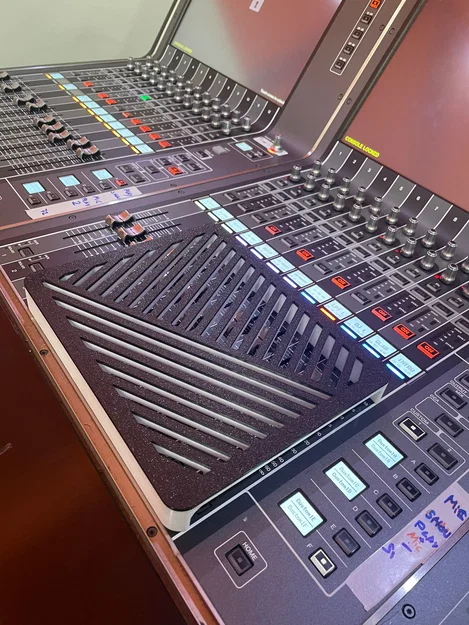 Đế để laptop cho bàn điều khiển grandMA3 - Image 5