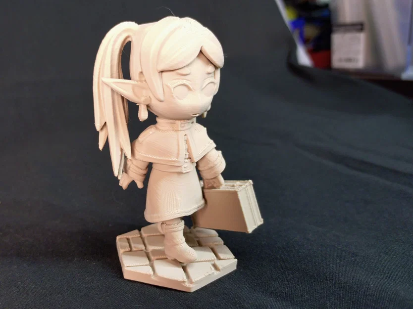 Mô hình Frieren chibi đang dắt hành lý - Image 2