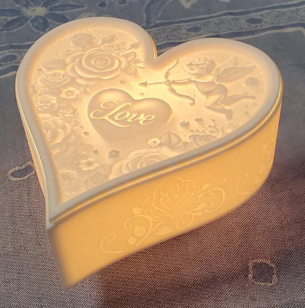 "Amor's Embrace" – Hộp Trang Trí Phát Sáng - Image 1