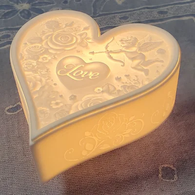 "Amor's Embrace" – Hộp Trang Trí Phát Sáng