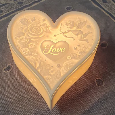 "Amor's Embrace" – Hộp Trang Trí Phát Sáng