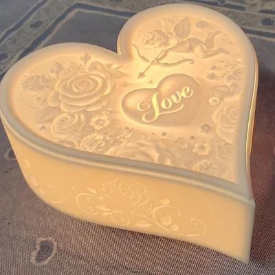 "Amor's Embrace" – Hộp Trang Trí Phát Sáng