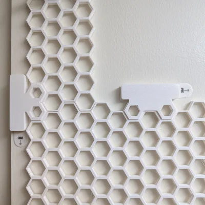 Ngàm gắn HSW (Honeycomb Storage Wall) dùng miếng dán Command (hỗ trợ tham số OpenSCAD)