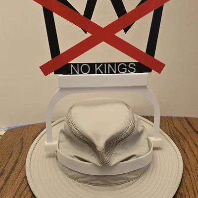Vòng trang trí nón "No Kings"