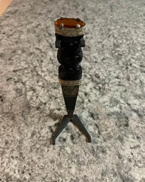 Chân đế trưng bày dao găm Sgian-dubh (skene-dhu) đẹp mắt - Image 1