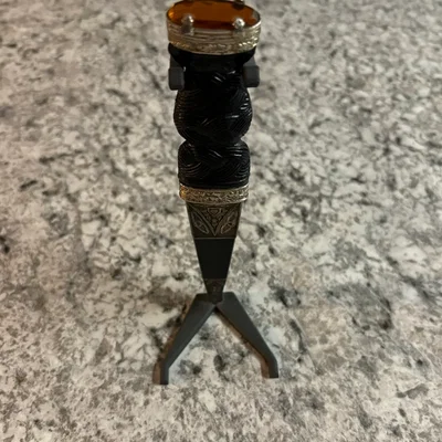 Chân đế trưng bày dao găm Sgian-dubh (skene-dhu) đẹp mắt