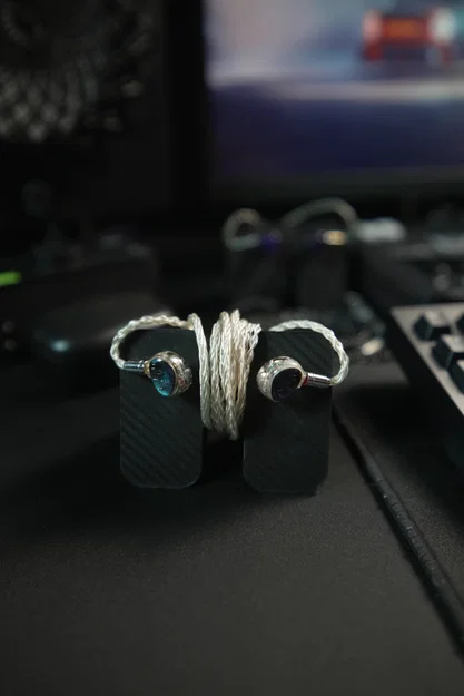 Giá đỡ tai nghe IEM Stand 3D - Giải pháp giữ góc làm việc gọn gàng - Image 1