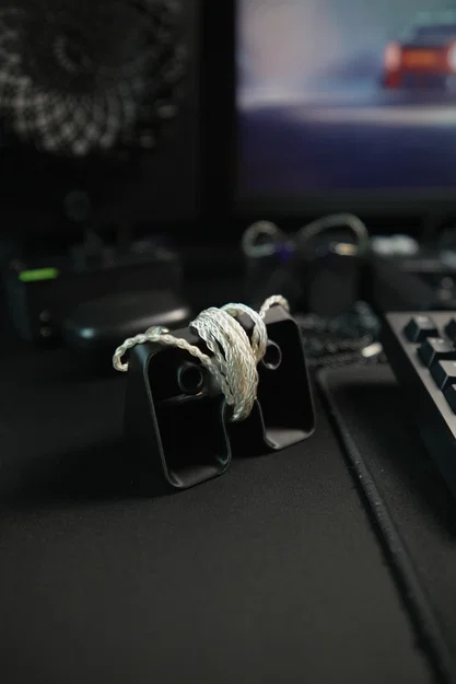 Giá đỡ tai nghe IEM Stand 3D - Giải pháp giữ góc làm việc gọn gàng - Image 2