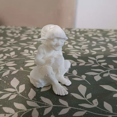 Mô hình Goblin đang thưởng thức tách cà phê