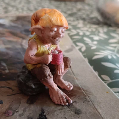 Mô hình Goblin đang thưởng thức tách cà phê