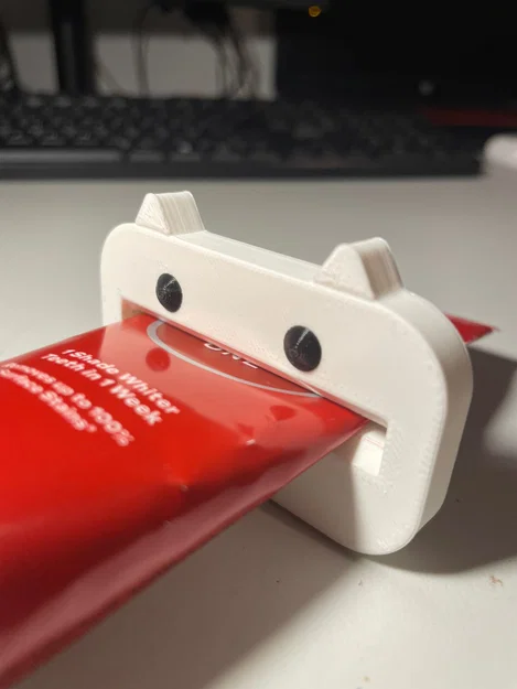 Dụng cụ nặn kem đánh răng xinh xắn (Cute Toothpaste Squeezer) - Image 1