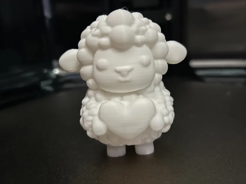 Chú cừu đáng yêu ôm trái tim - Image 1