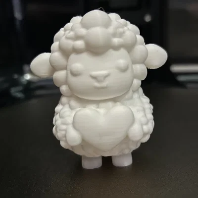 Chú cừu đáng yêu ôm trái tim