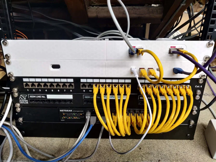 Khung gắn UniFi PoE Injector lên tủ Rack - Image 1