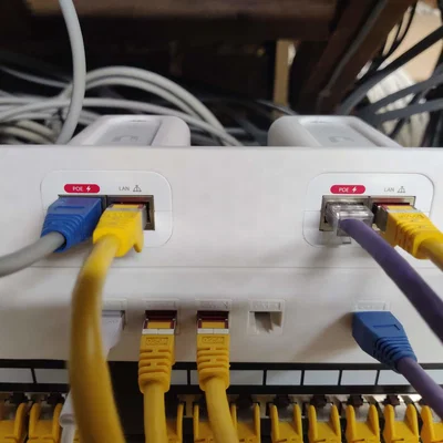 Khung gắn UniFi PoE Injector lên tủ Rack