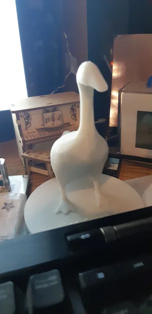 Mô hình 3D chú ngỗng nghịch ngợm Untitled Goose để bàn - Image 1