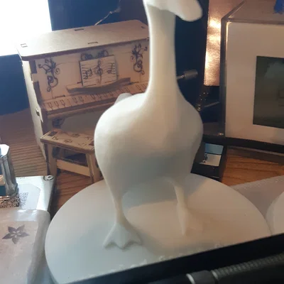 Mô hình 3D chú ngỗng nghịch ngợm Untitled Goose để bàn