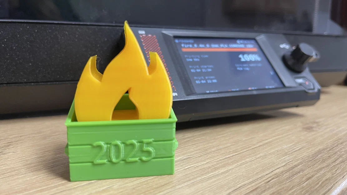 Mô hình trang trí bàn làm việc Dumpster Fire 2025 (in 3D) - Image 1