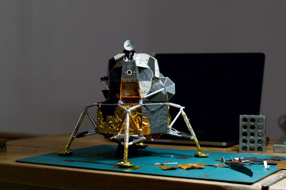 Mô hình Tàu đổ bộ mặt trăng Apollo (Apollo Lunar Module) tỉ lệ 1:32 - Image 3