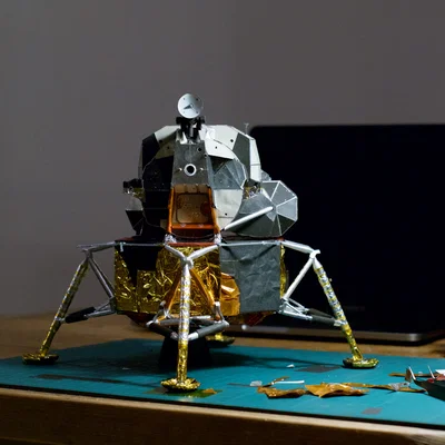Mô hình Tàu đổ bộ mặt trăng Apollo (Apollo Lunar Module) tỉ lệ 1:32