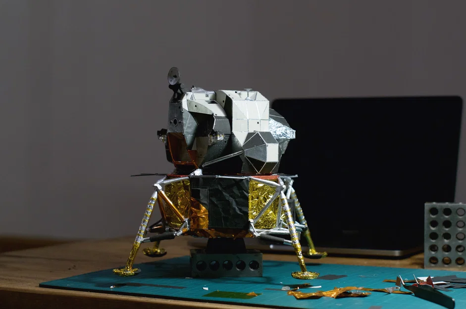 Mô hình Tàu đổ bộ mặt trăng Apollo (Apollo Lunar Module) tỉ lệ 1:32 - Image 4
