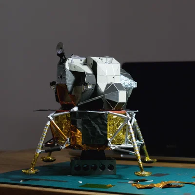 Mô hình Tàu đổ bộ mặt trăng Apollo (Apollo Lunar Module) tỉ lệ 1:32