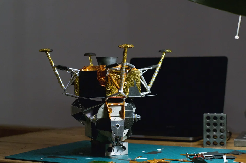 Mô hình Tàu đổ bộ mặt trăng Apollo (Apollo Lunar Module) tỉ lệ 1:32 - Image 5