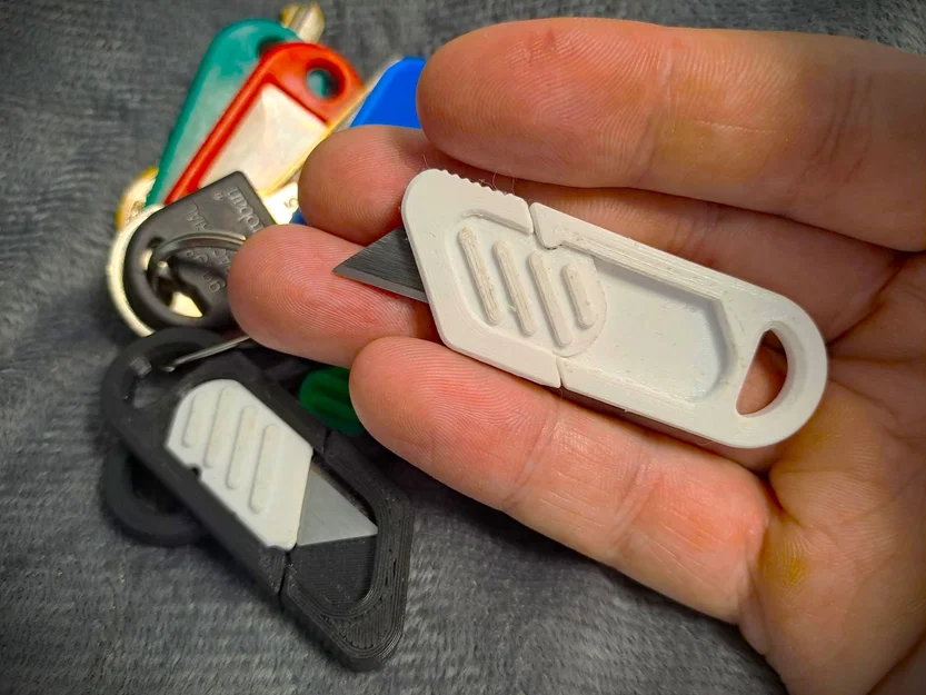 Móc khóa dao rọc giấy siêu nhỏ (Tiny utility knife keychain) - Image 1