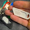 Móc khóa dao rọc giấy siêu nhỏ (Tiny utility knife keychain) - Thumbnail 1