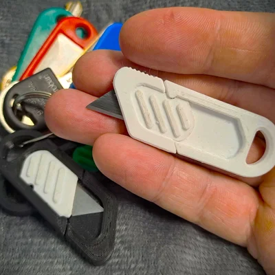 Móc khóa dao rọc giấy siêu nhỏ (Tiny utility knife keychain)