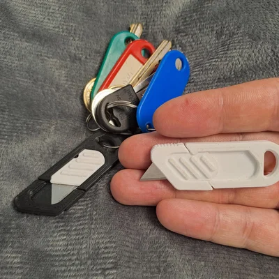 Móc khóa dao rọc giấy siêu nhỏ (Tiny utility knife keychain)