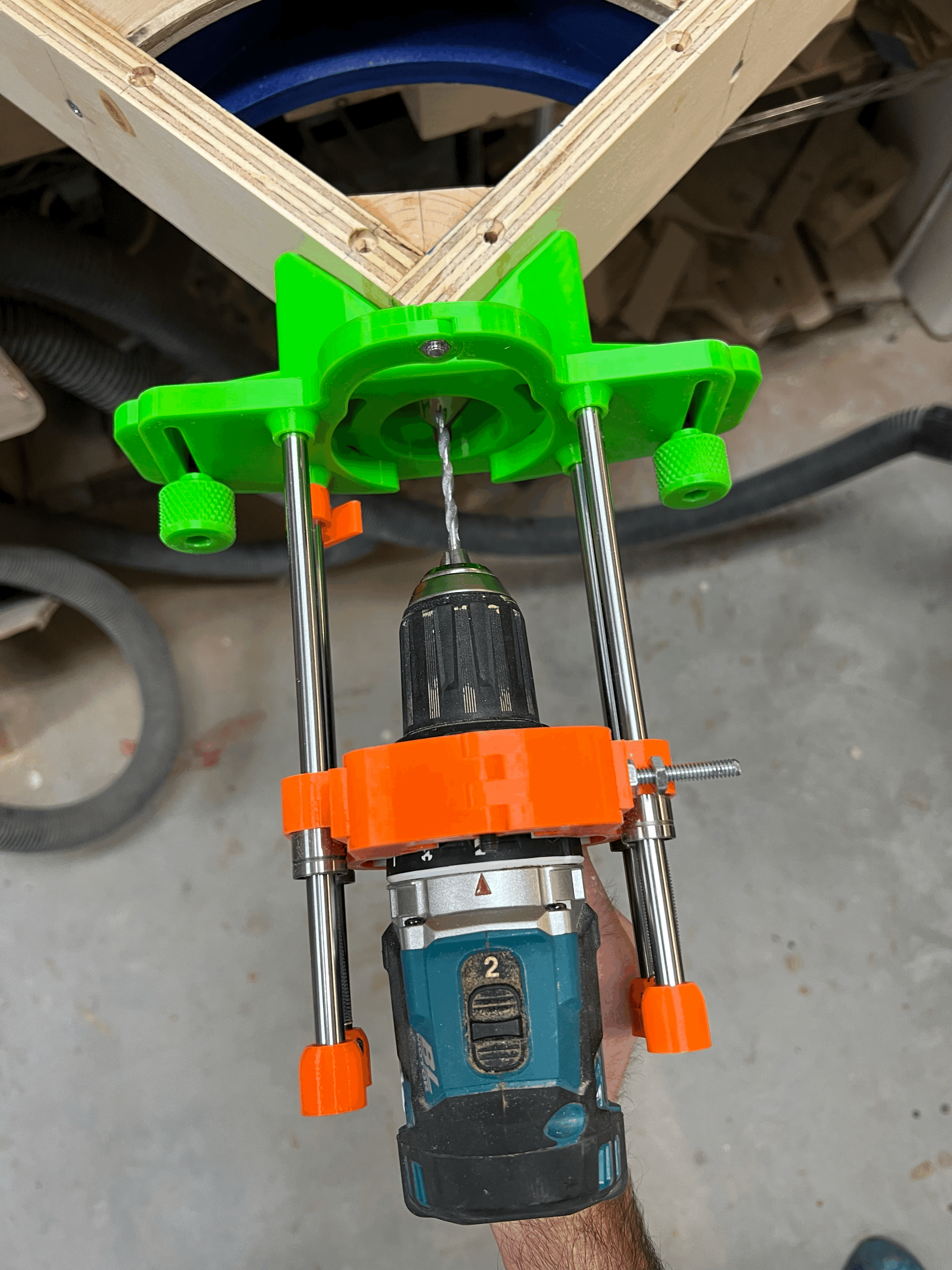 Máy khoan cầm tay kèm đế lớn và bộ gá góc vuông tùy chọn - Image 1