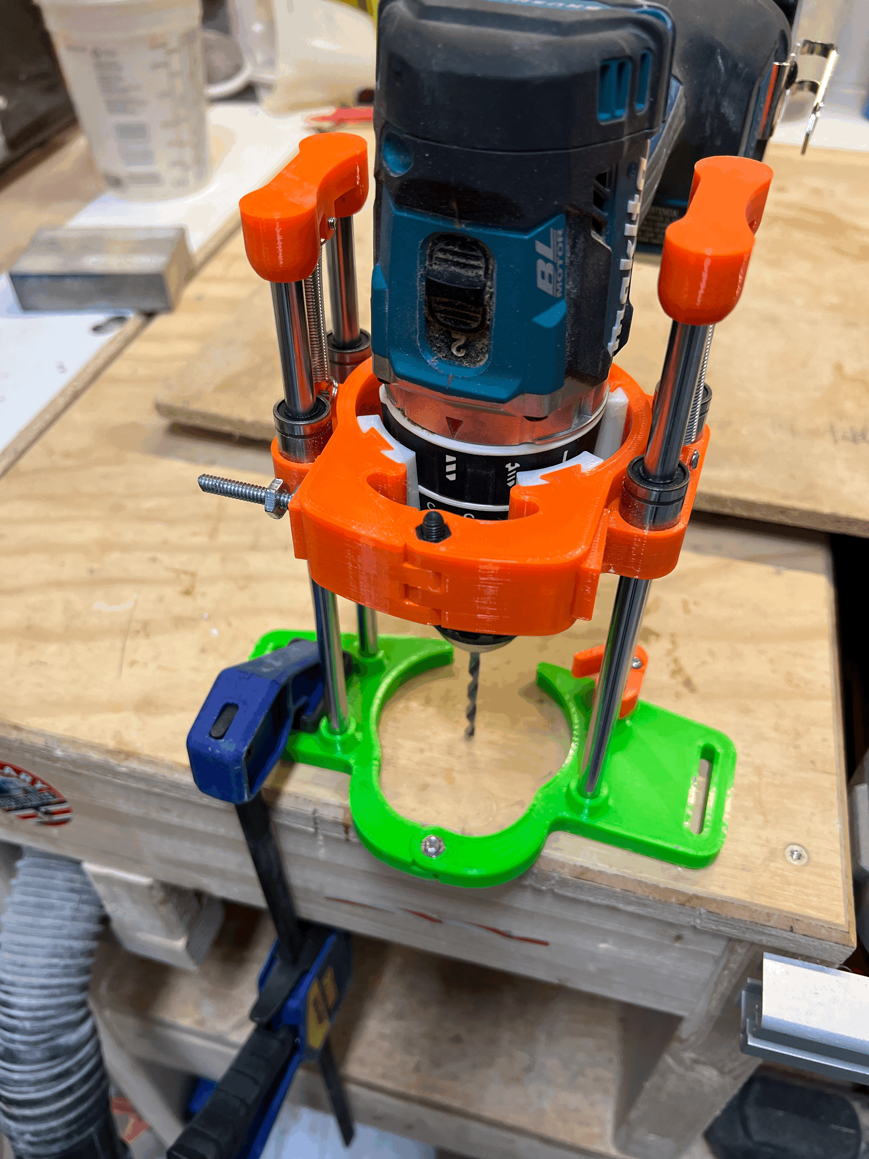 Máy khoan cầm tay kèm đế lớn và bộ gá góc vuông tùy chọn - Image 2