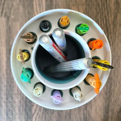 Legami Pen Carousel V2 - Khay Đựng Bút Xoay Thông Minh