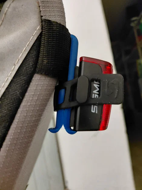 Ngàm gắn đèn hậu cho xe kéo Tout Terrain Singletrailer - Image 1