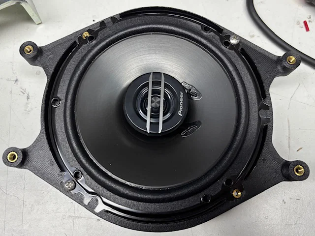 Khung gắn loa sau Suzuki Jimny JB74 cho Pioneer 6.5" TS-G1620F-2 - Image 1