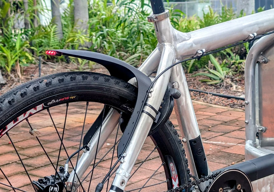 Chắn bùn xe đạp tích hợp đèn hậu LED - Image 1