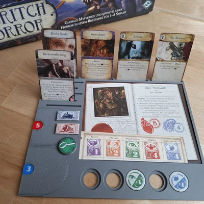 Bảng nhân vật Eldritch Horror kèm bộ theo dõi và khay đựng thẻ