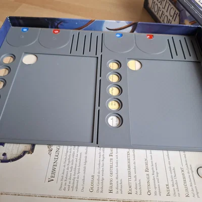 Bảng nhân vật Eldritch Horror kèm bộ theo dõi và khay đựng thẻ