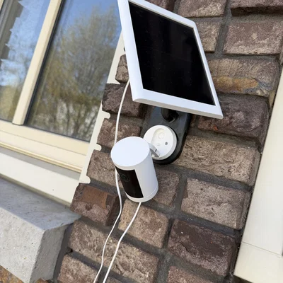 Giá đỡ camera và tấm pin năng lượng mặt trời Ring