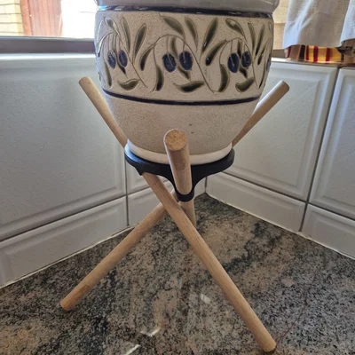 Giá đỡ chậu cây trang trí hiện đại với chân gỗ tự điều chỉnh