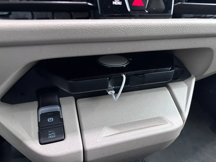 Đế sạc không dây cho iPhone dùng trên xe VW California T7 - Image 2
