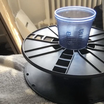 Đế giữ cốc gắn lõi cuộn nhựa in 3D tiện lợi và gọn gàng