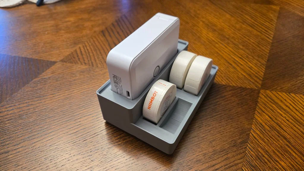 Khay đựng máy in nhãn Niimbot D110 bản nâng cấp (hệ Gridfinity) - Image 1