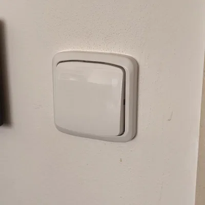 Giá đỡ không cần dụng cụ cho điều khiển IKEA Bilresa