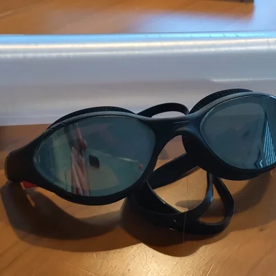 Hộp đựng kính bơi in 3D có nắp vặn và lỗ thông gió thông minh